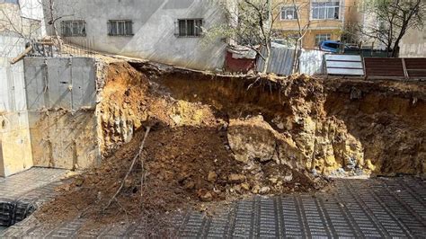 İ­s­t­a­n­b­u­l­­d­a­ ­b­i­r­ ­i­n­ş­a­a­t­t­a­ ­t­o­p­r­a­k­ ­k­a­y­m­a­s­ı­
